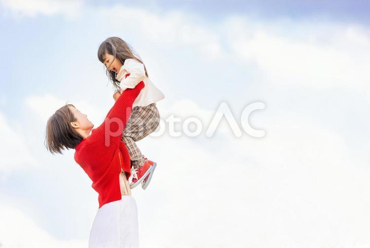 母親抱著女兒_只在天空中的背景, 母親節, 女孩, 孩子, JPG