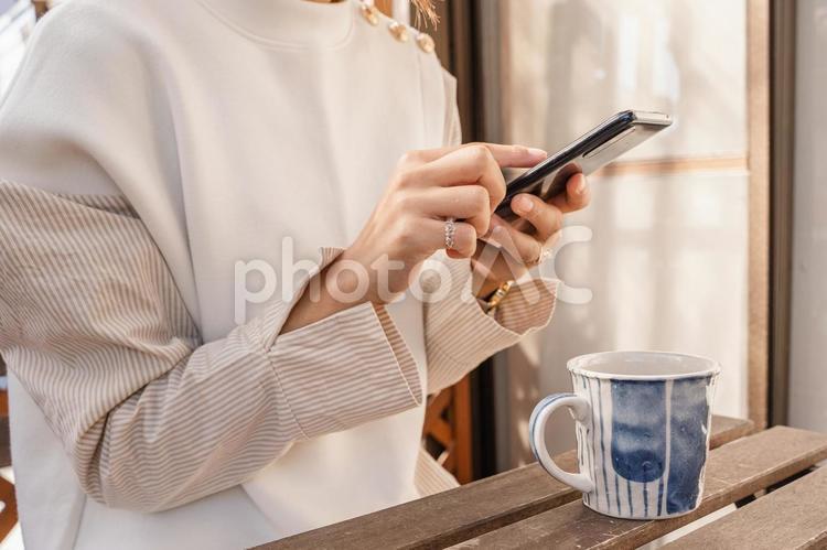 商業材料 一個女人一邊喝咖啡一邊打智能手機, 智能手機, 攜帶, 節日, JPG